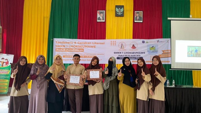 Peserta pelatihan metode belajar merdeka dan efektif mendapatkan hadiah lucky draw gerakan literasi sekolah di aula SMKN 1 Lhokseumawe, 29/10/2022